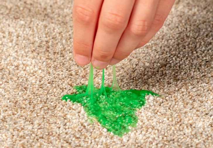 Come togliere lo slime secco da tappeto, divano, vestiti e tessuti